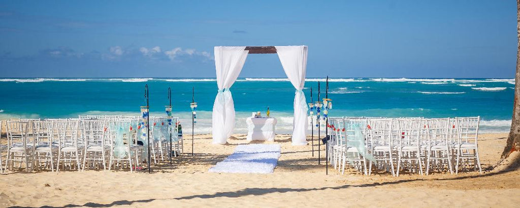 A Vibrant Blue Theme for A Luxurious Beach Wedding